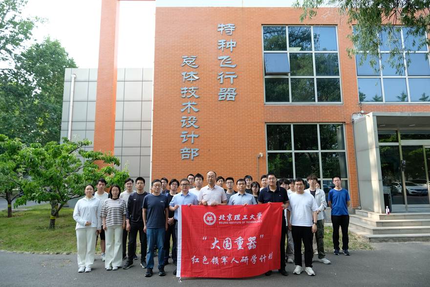 一群人站在建筑前 AI 生成的内容可能不正确。